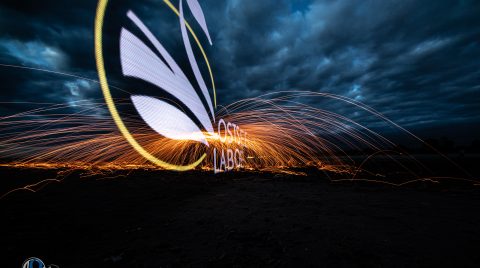 Leuchtende Stahlwoll-Fontäne an der Ostsee bei Nacht in Springbrunnen-Form