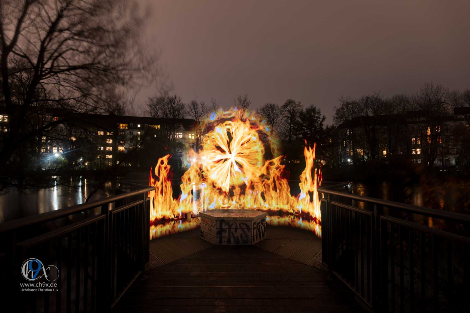 Wandbild: leuchtende Energiespirale in Orange und Magenta über schwarzem Hintergrund