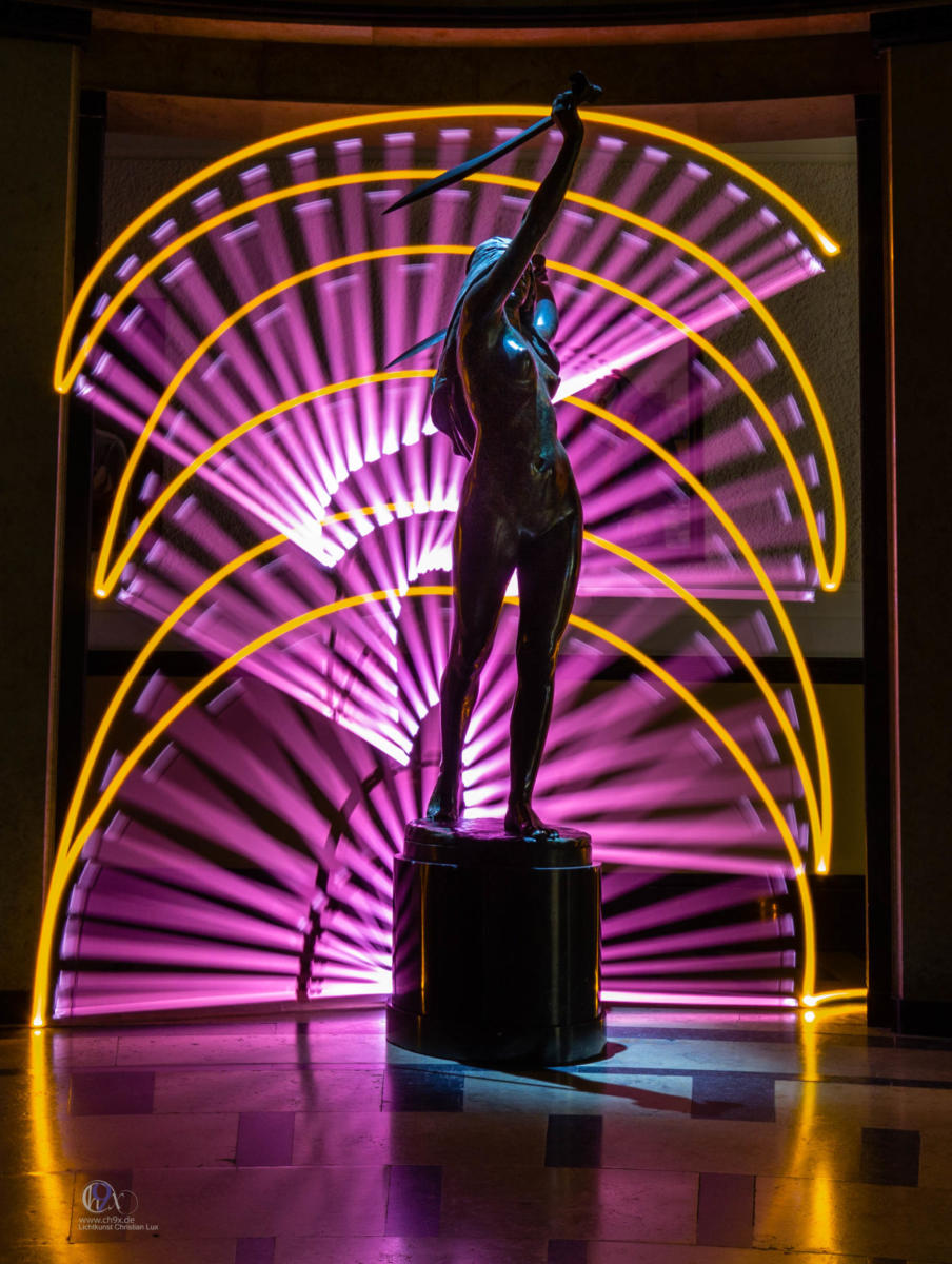 Schwerttänzerin in dramatischer Lichtpose aus einem Lightpainting-Workshop